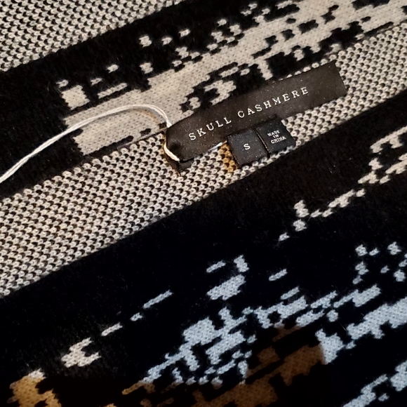 In time for Halloween 🙂Skull Cashmere blanket - Picture 2 of 6